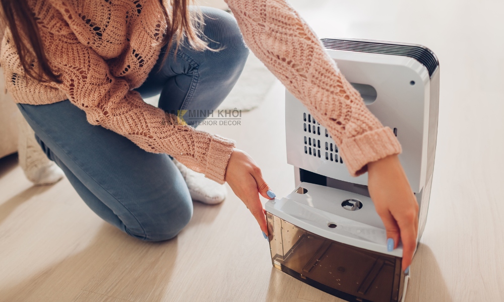 Sử dụng máy hút ẩm và các thiết bị hỗ trợ