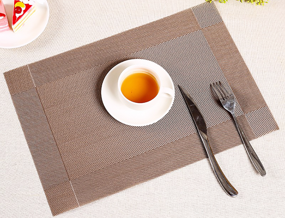 Sử dụng tấm lót cách nhiệt để bảo vệ bề mặt bàn ăn