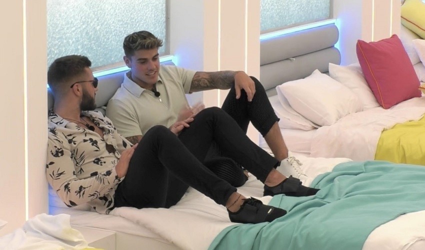 Tấm trang trí giường khách sạn là gì? Công dụng ra sao?