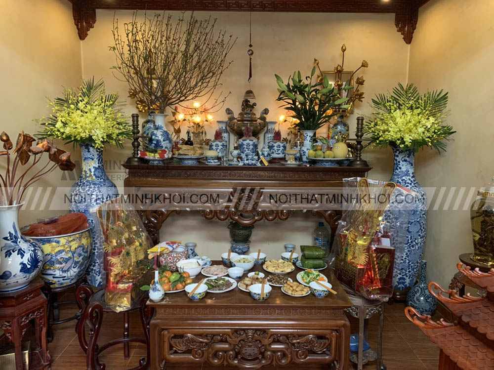 Thờ cúng Thần Tài trên bàn thờ gia tiên được không