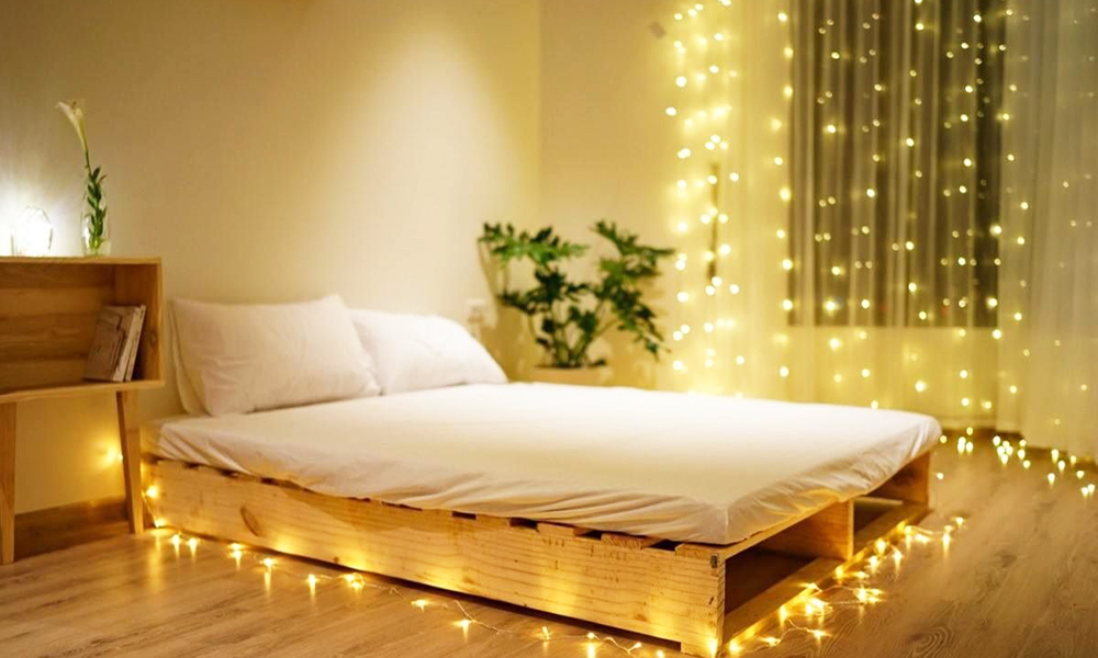 Trang trí giường ngủ với dây đèn nhấp nháy