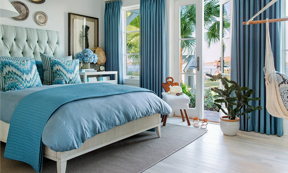 Trang trí giường ngủ với hoa và cây xanh