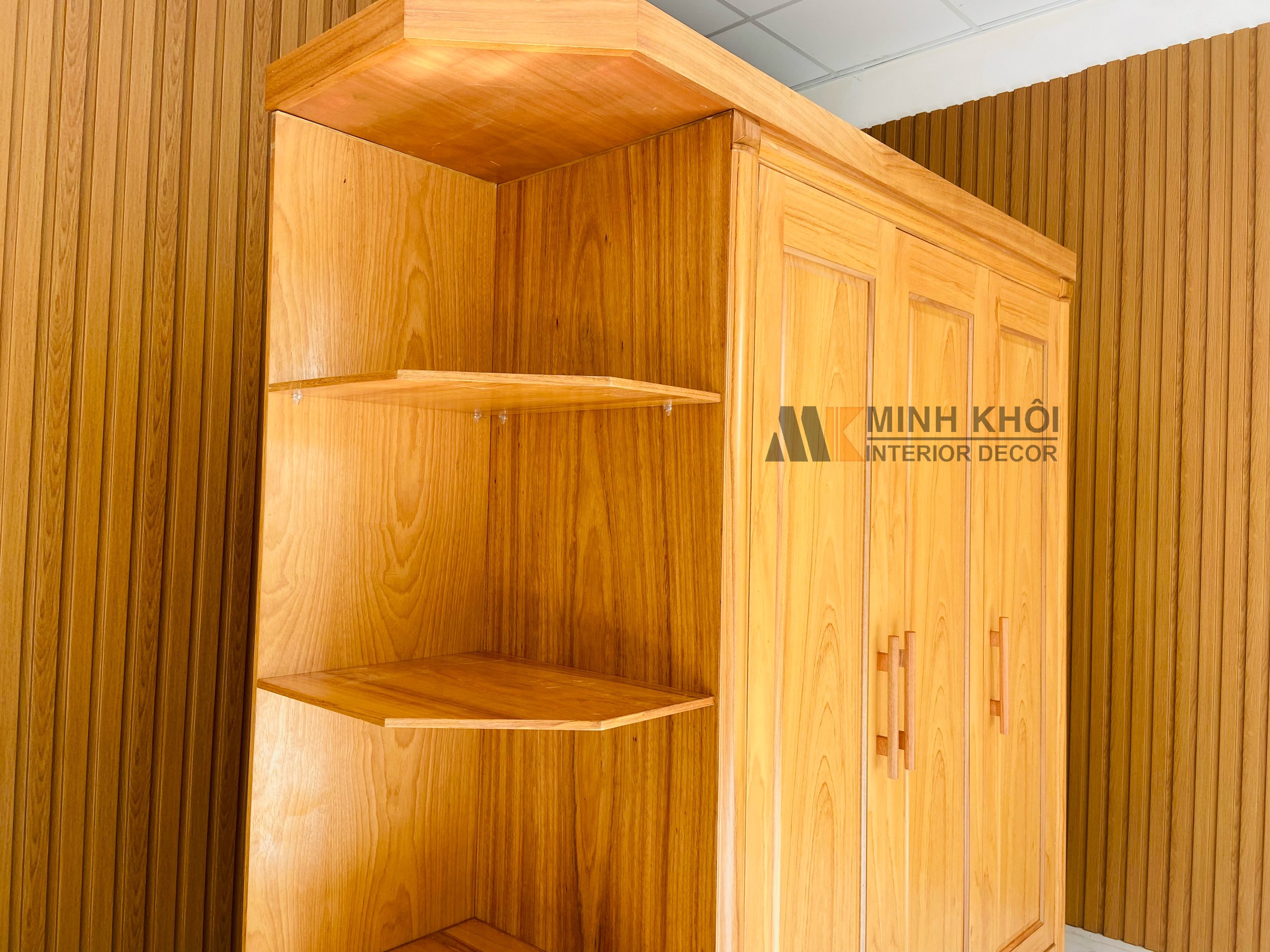 Tủ Áo Gõ Đỏ 3 Cánh Có Kệ Trang Trí - TA277