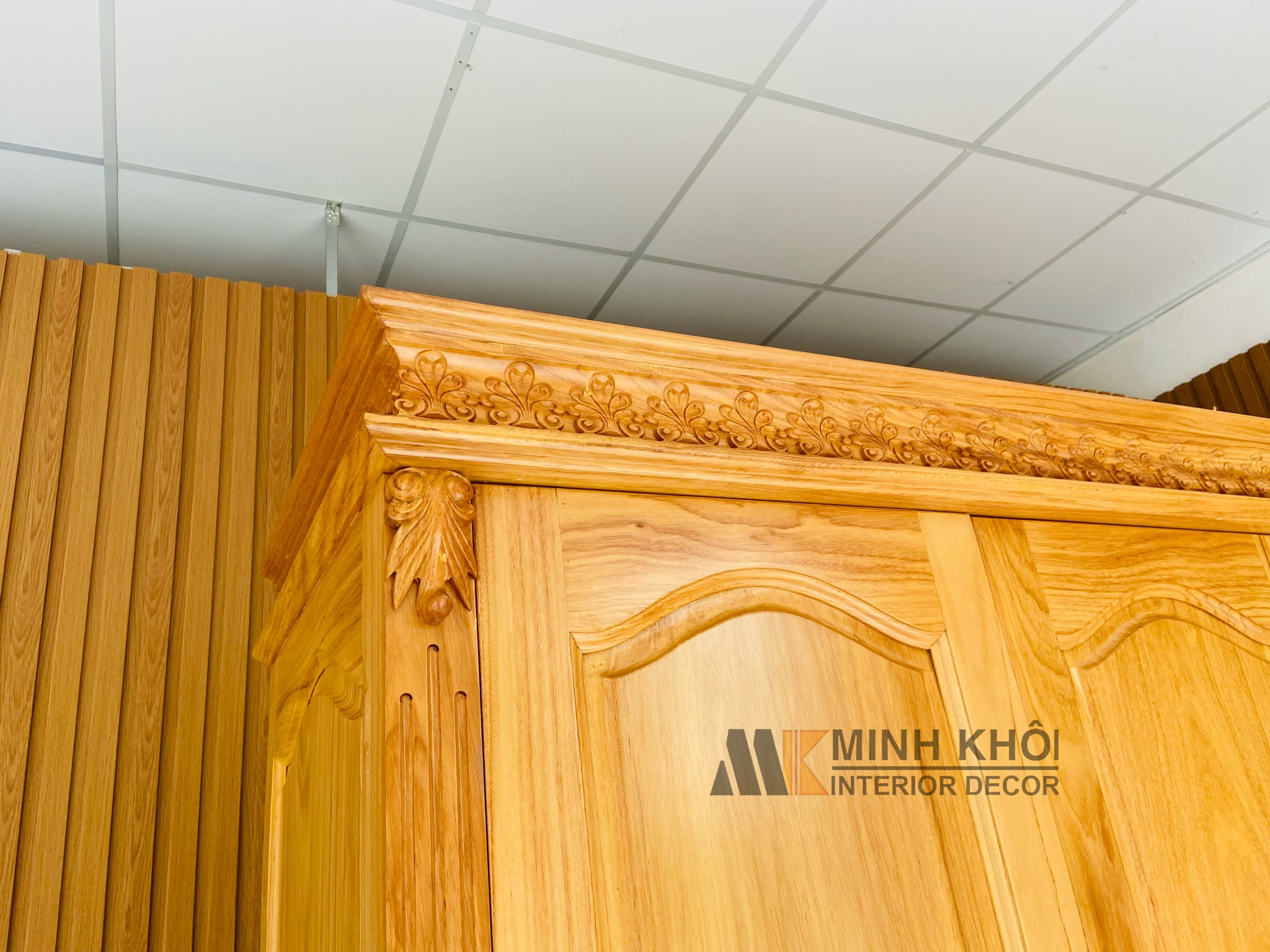 Tủ Áo Gõ Đỏ Chạm Hoa - TA856