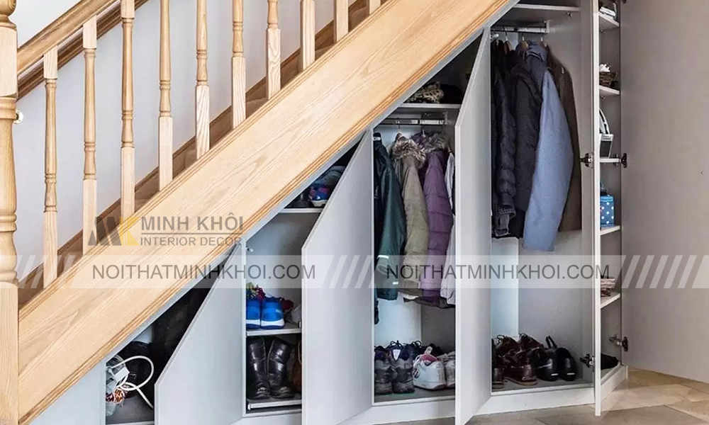 Tủ quần áo gầm cầu thang: Tủ quần áo trở nên tiện lợi và không gian nhà của bạn sẽ được tối ưu hóa với tủ quần áo gầm cầu thang. Không chỉ là chỗ để treo quần áo mà tủ còn có thể tận dụng như một không gian để chứa các vật dụng khác.