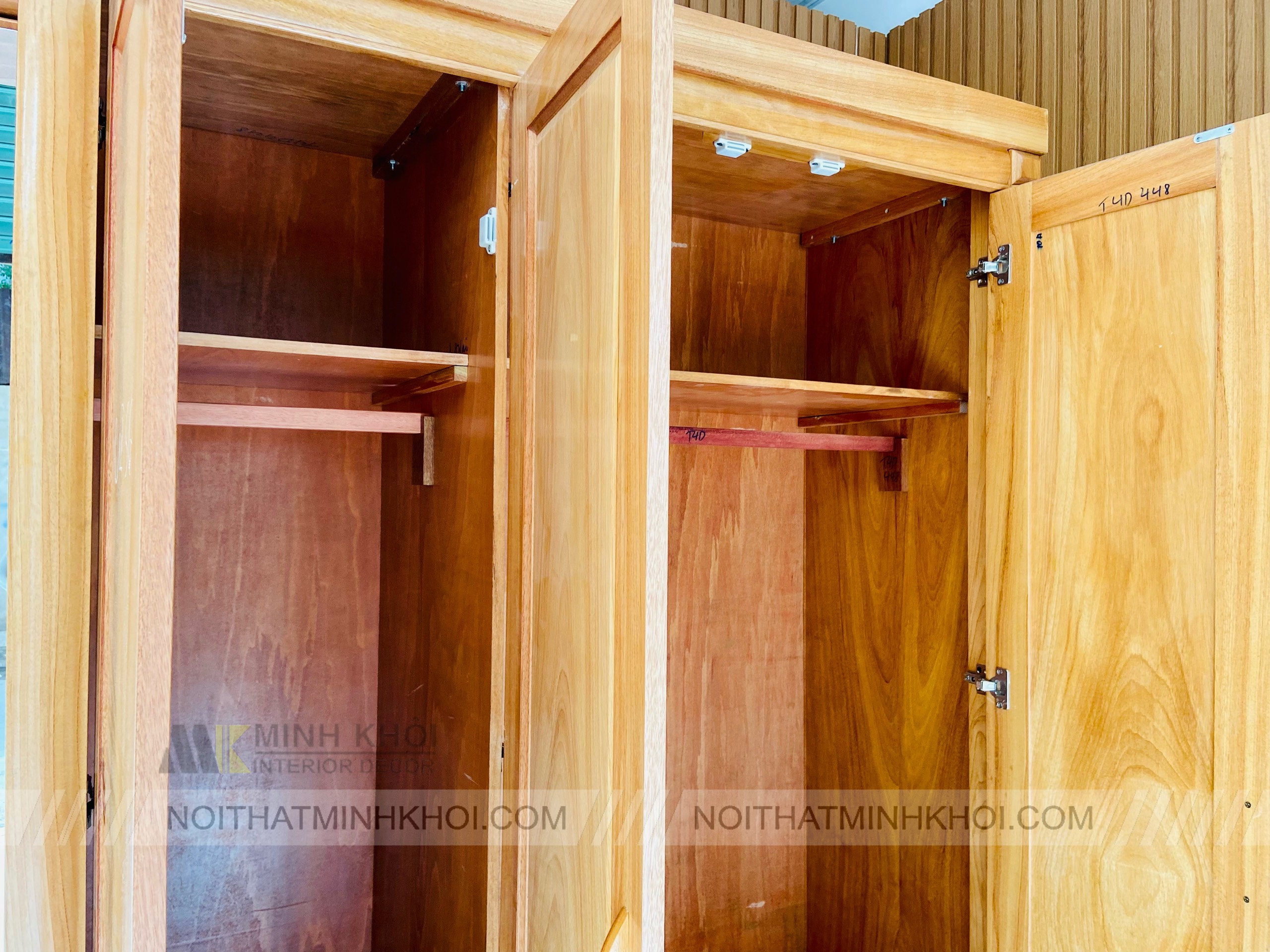 Tủ Quần Áo Gỗ Gõ Đỏ 3 Cánh Góc Trang Trí Xoay - TA212