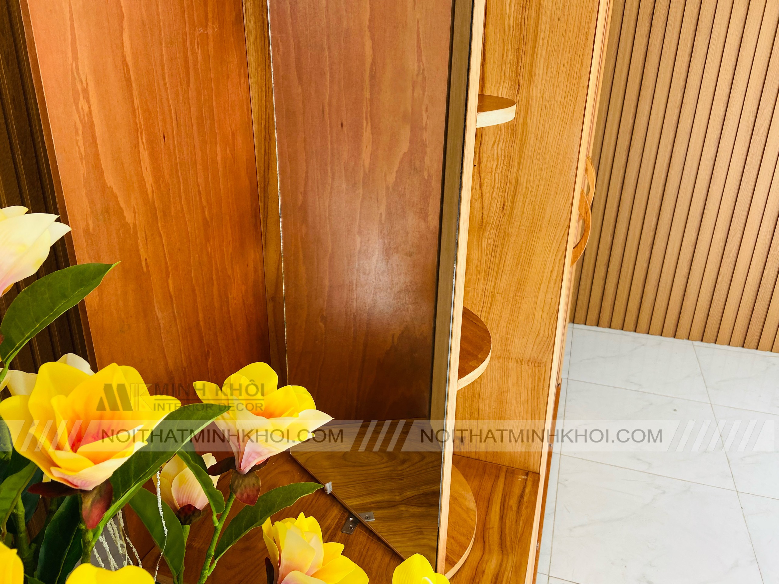 Tủ Quần Áo Gỗ Gõ Đỏ 3 Cánh Góc Trang Trí Xoay - TA212