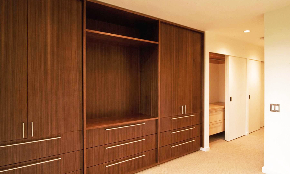 Thiết kế tủ quần áo kết hợp kệ tivi cho không gian hẹp