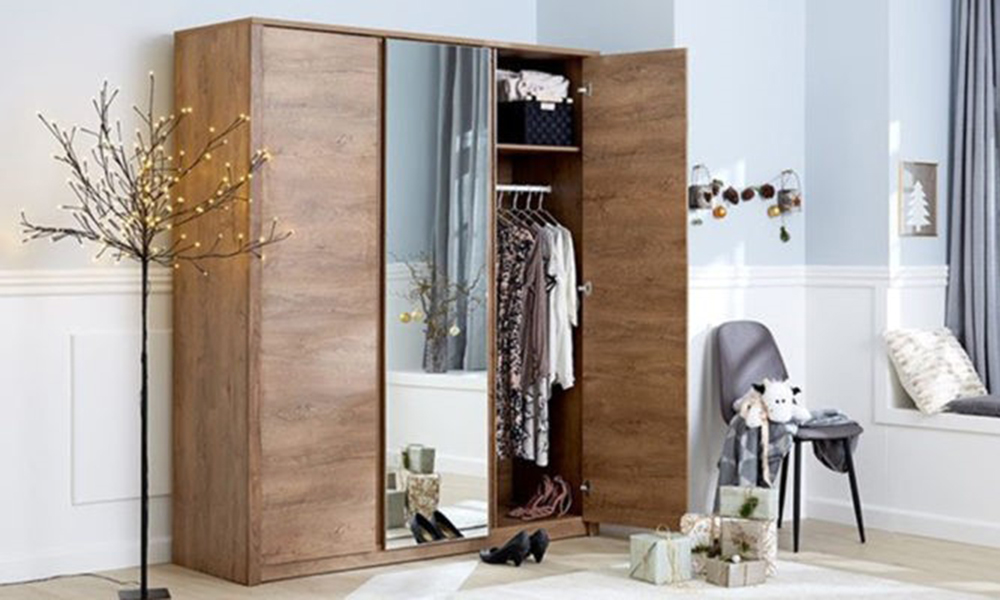 Tủ quần áo phong cách Bắc Âu được làm bằng gỗ kết hợp gương trang trí