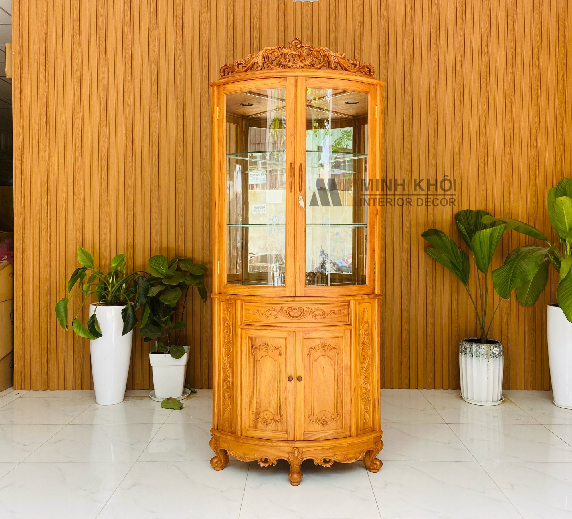 Tủ rượu cánh kính kết hợp với hoa văn và màu sắc nổi bật