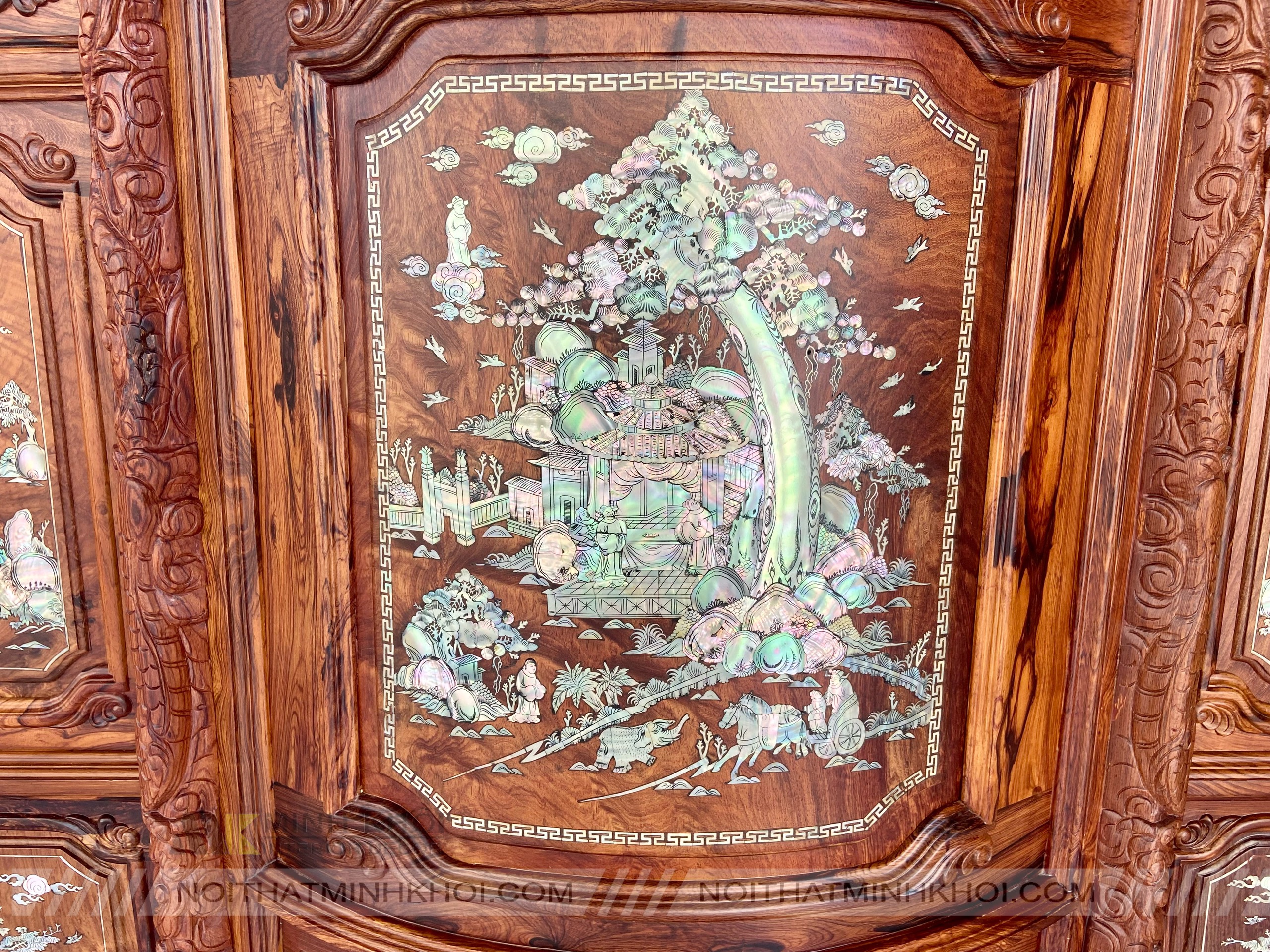 Tủ Thờ Cẩm Lai Mặt Cong Cẩn Cao Cấp 1m75 - TT204