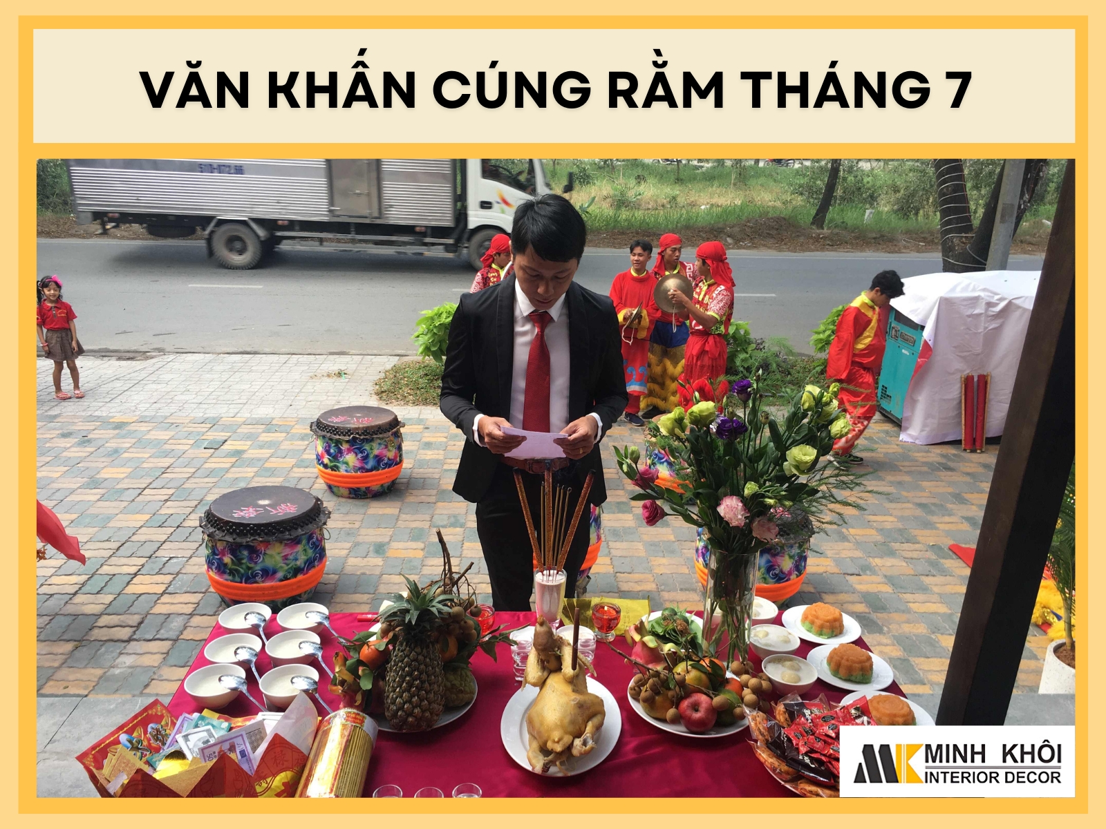 van-khan-cung-ram-thang-7-ngoai-troi