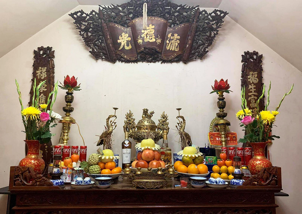 Vật phẩm thường được sử dụng để trang trí trên bàn thờ?