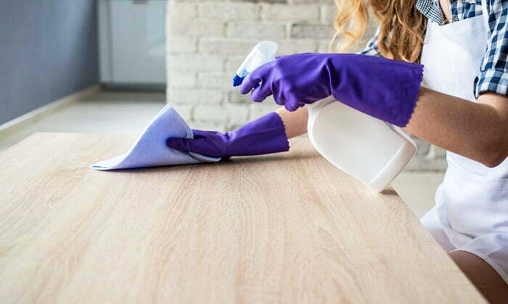 Vệ sinh bề mặt bàn ăn đúng chuẩn