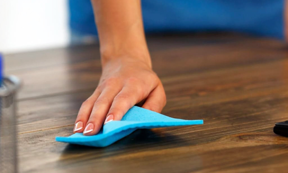 Vệ sinh bề mặt bàn ăn đúng chuẩn