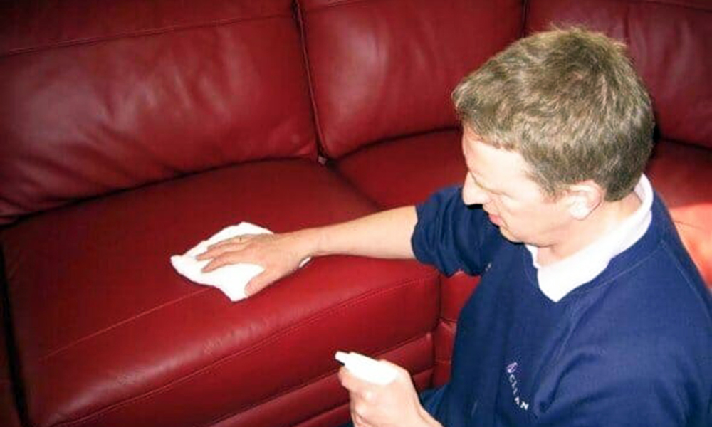 Vệ sinh ghế sofa bằng chai vệ sinh chuyên dụng