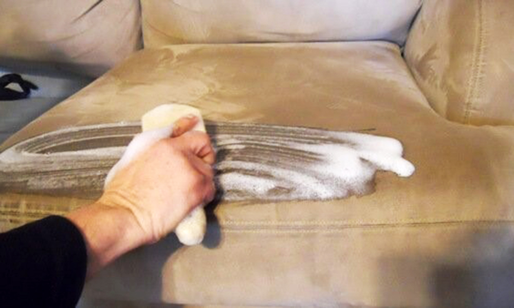 Vệ sinh ghế sofa bằng xà phòng