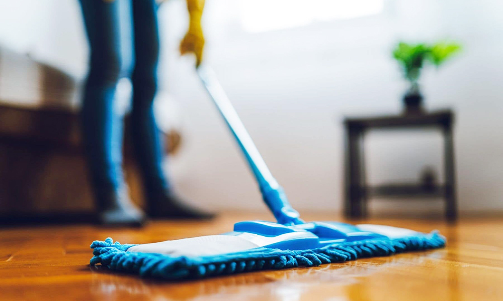 Vệ sinh, lau chùi các khu vực bị mốc bằng dung dịch chuyên dụng