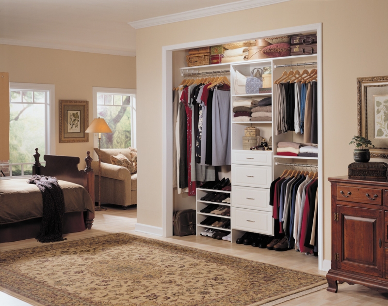 Nếu bạn là một người yêu thích sự tiện dụng, hãy xem xét về vị trí đặt tủ quần áo. Bạn có thể đặt tủ ở những vị trí tiện lợi như phòng ngủ, phòng khách hoặc phòng tổng hợp để dễ dàng tìm kiếm đồ và mở rộng không gian sống.