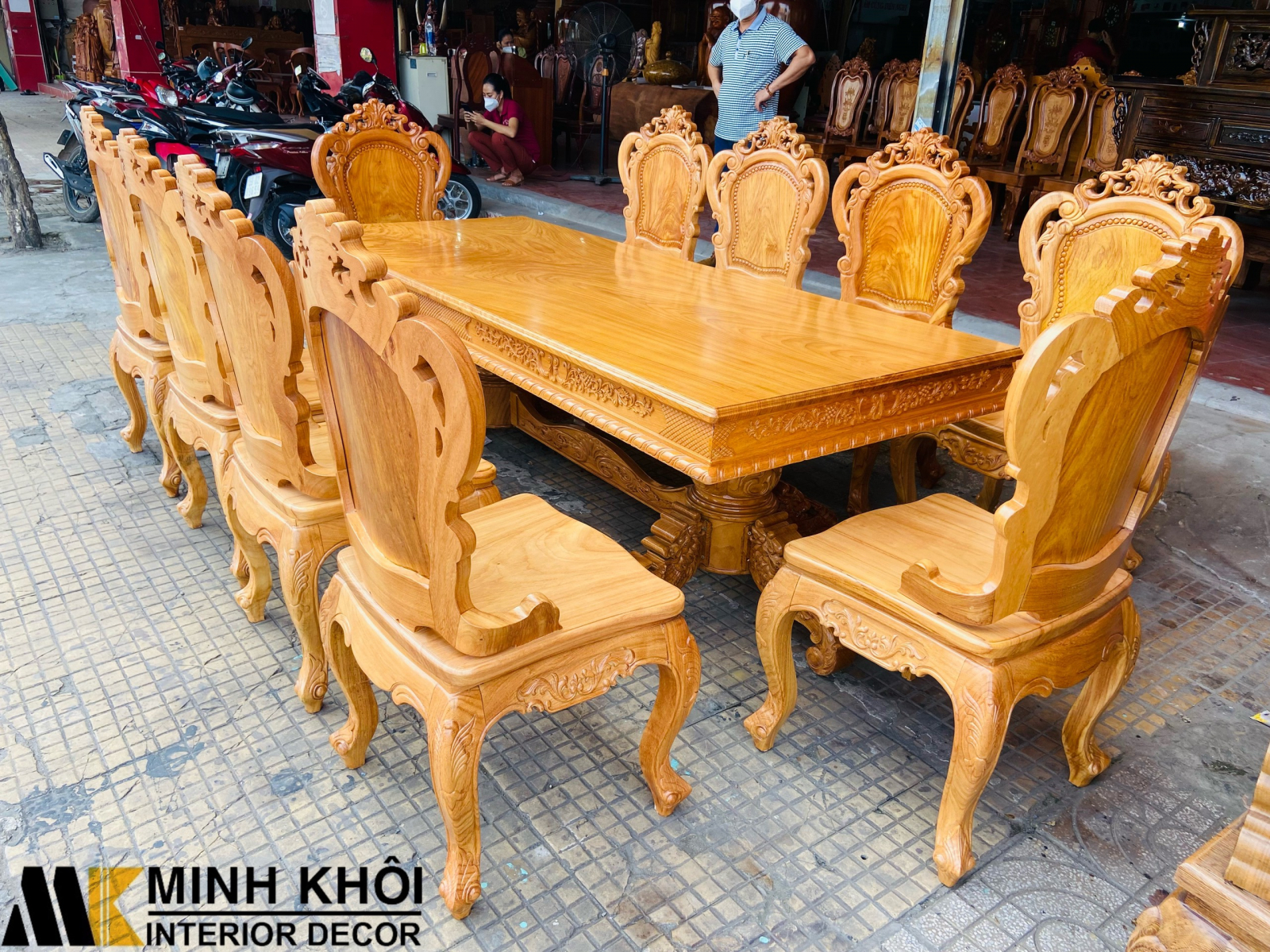 Với màu đỏ tươi sáng, chiếc bàn này chắc chắn sẽ trở thành tâm điểm của căn phòng ăn của bạn. Kiểu dáng cổ điển, tỉ mỉ và độc đáo tạo ra một không gian ấn tượng và đẳng cấp. Hãy xem hình ảnh để khám phá sự độc đáo của bàn ăn hoàng gia gỗ gõ đỏ.