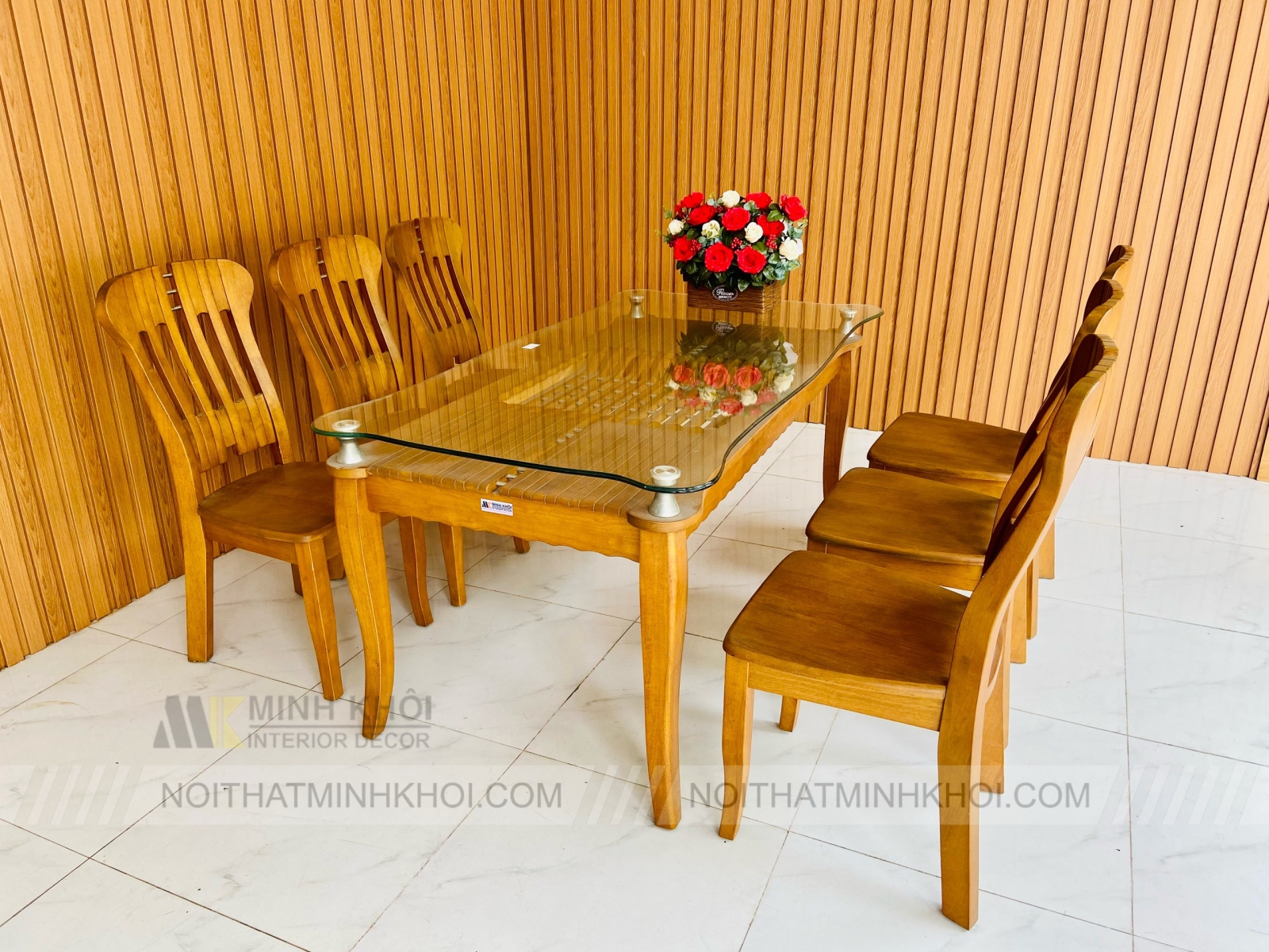 Với thiết kế gỗ Xoan Đào tinh tế cùng mặt kính trong suốt, chiếc bàn ăn đẹp BA235 là sự lựa chọn hoàn hảo để trang trí phòng ăn. Với khả năng chịu lực tốt cùng bề mặt bóng bẩy, chiếc bàn ăn gỗ mặt kính này sẽ làm tăng thêm vẻ đẹp và sang trọng cho phòng ăn của bạn. Hãy đến với Thế Giới Sofa để sở hữu chiếc bàn ăn gỗ mặt kính đẹp nhất!