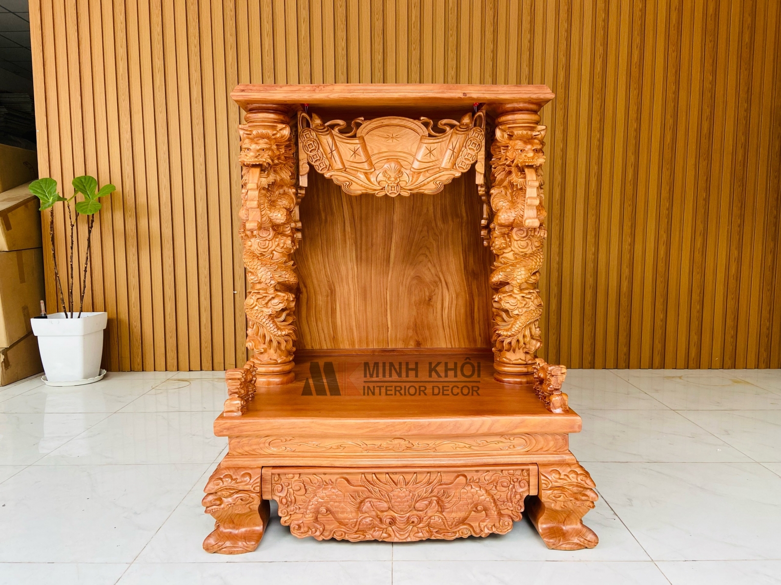 Bàn thờ ông Địa gỗ gõ đỏ cao cấp là sản phẩm không thể thiếu trong không gian thờ cúng của gia đình Việt. Với chất liệu đặc biệt và kĩ thuật chế tác tinh xảo, bạn sẽ cảm nhận được sự vượt trội của sản phẩm so với các loại bàn thờ thông thường.