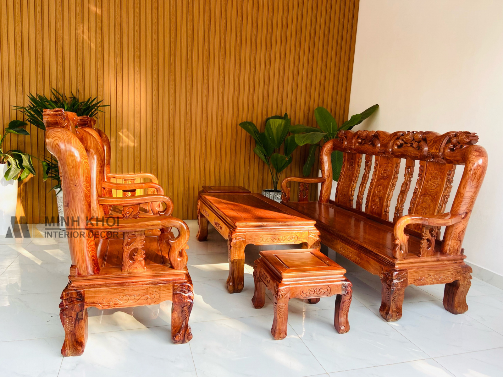 Bạn sẽ không thể không yêu bộ bàn ghế gỗ hương đẹp trong hình ảnh này. Với màu sắc và chất liệu gỗ tốt nhất, bộ bàn ghế sẽ tạo nên một vẻ đẹp tự nhiên và đem đến cho không gian sống của gia đình bạn một hơi thở trong lành và dễ chịu.