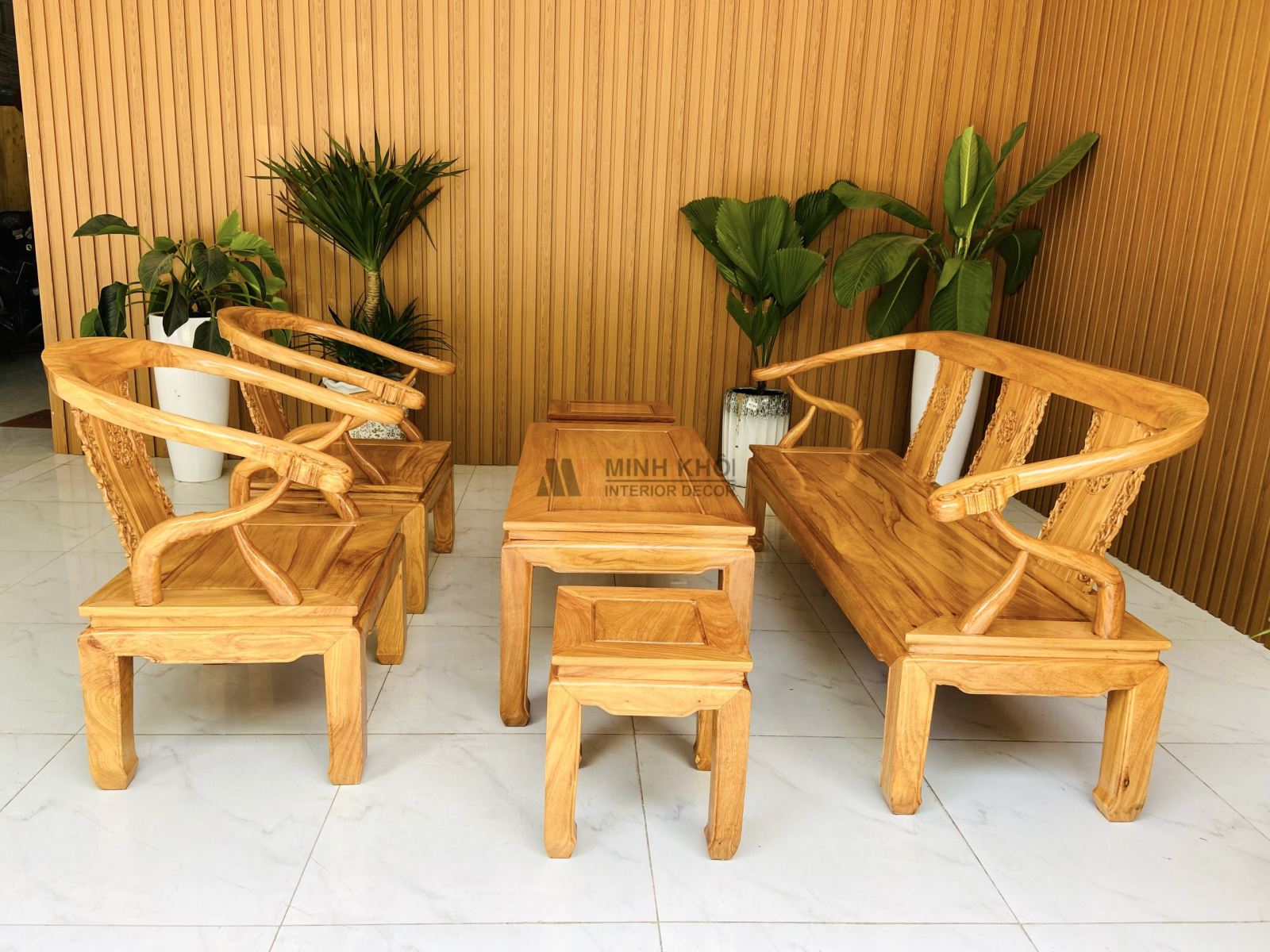Bàn ghế gỗ sang trọng: Bàn ghế gỗ sang trọng là một chiếc đồ nội thất mang đến sự quý phái và lịch lãm cho căn phòng của bạn. Với mẫu mã đa dạng và chất lượng cao, chiếc bàn ghế này sẽ làm cho không gian của bạn trở nên đẳng cấp và sang trọng hơn bao giờ hết. Hãy đến với chúng tôi và trải nghiệm sự khác biệt mà chiếc bàn ghế gỗ sang trọng mang lại.