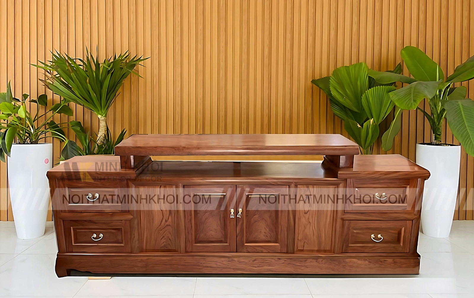 Kệ Để Tivi Gỗ Tự Nhiên Hiện Đại KTV914 là sự lựa chọn tốt nhất cho bạn, nếu bạn đang muốn trang trí phòng khách của mình với sản phẩm gỗ tự nhiên. Với thiết kế đơn giản nhưng tinh tế cùng chất liệu gỗ tự nhiên, sản phẩm này sẽ là điểm nhấn cho không gian sống của bạn. Bạn có thể sắp xếp TV, đồ trang trí và sách lên kệ đựng tivi này để tăng tính thẩm mỹ cho phòng khách của mình.